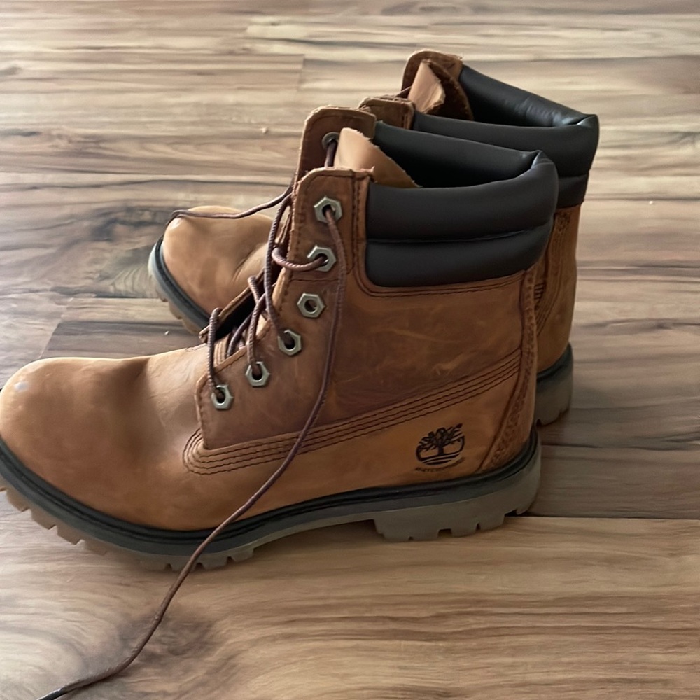 Brown waterproof Timberland hiking boots. Gently used